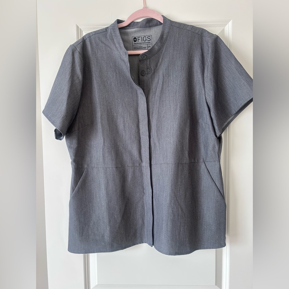 FIGS Scrub Top in Graphite